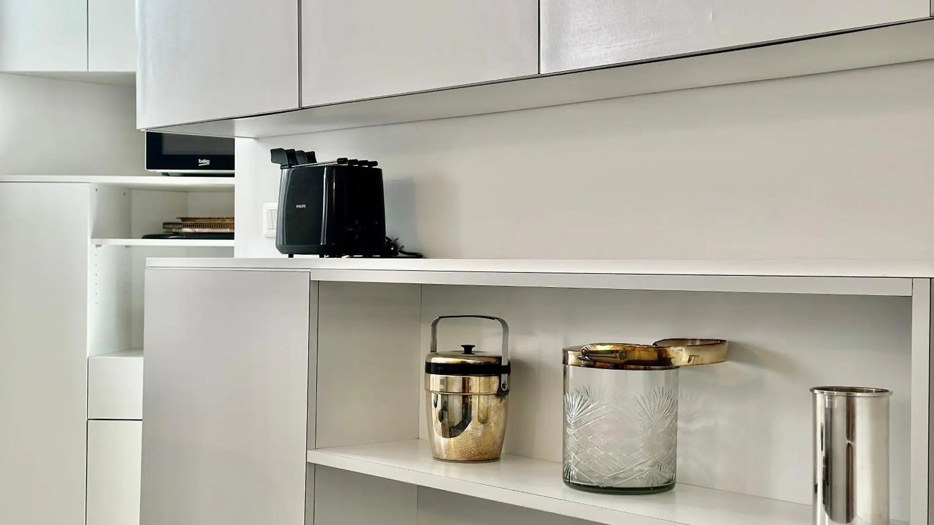 The White House In Milan Apartment