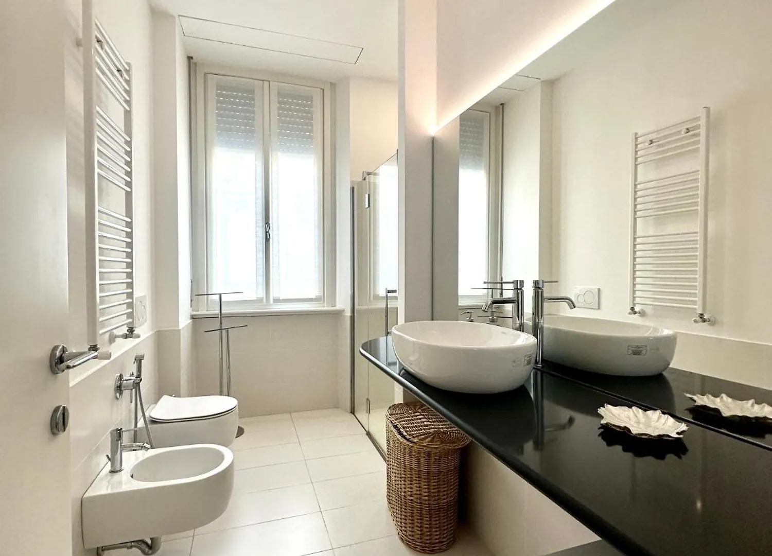 The White House In Milan Apartment