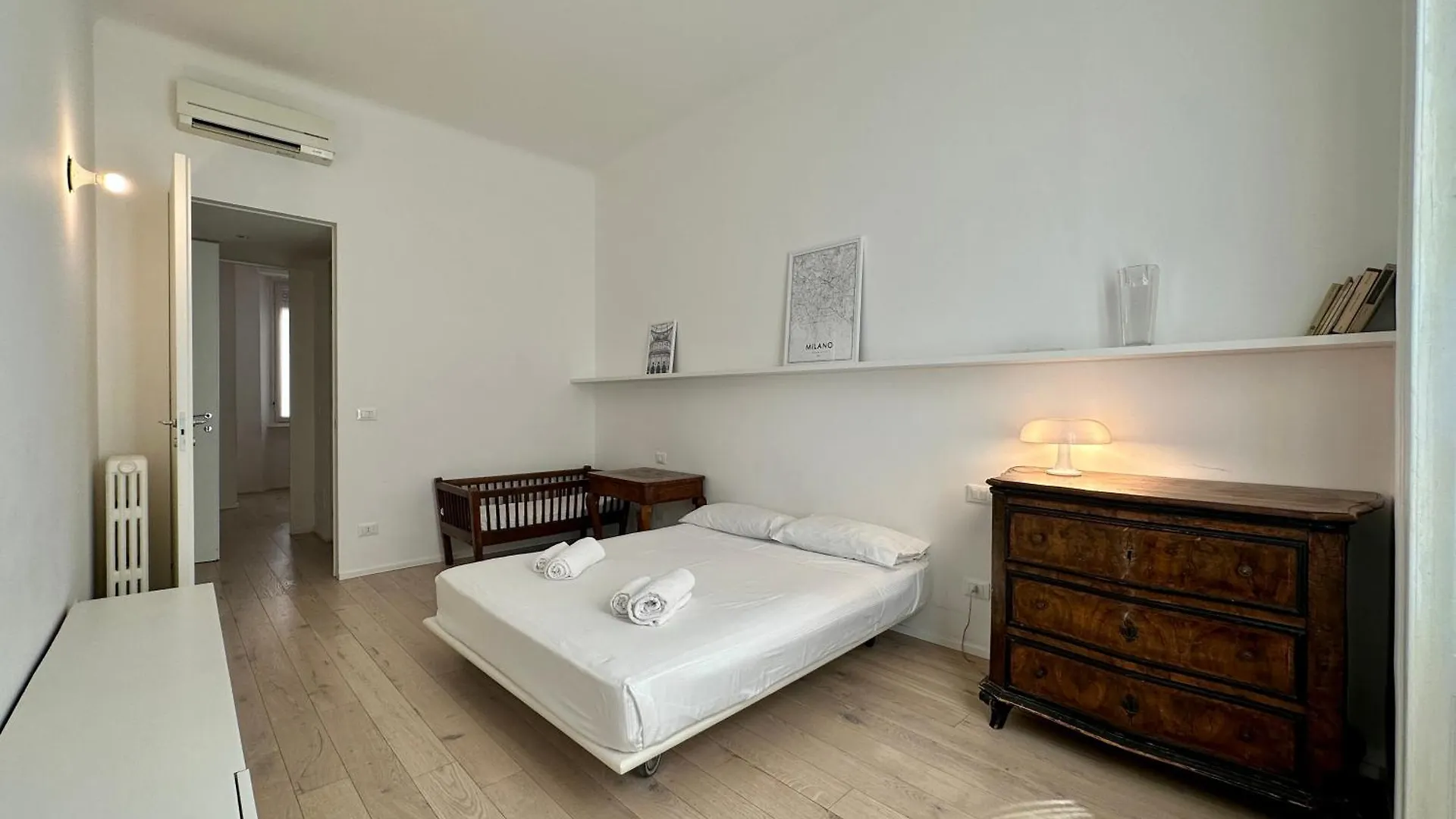 The White House In Milan Apartment